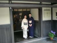 JAPAN-ISRAEL_JAPANESE_WOMEN_NEAR_RYOKAN